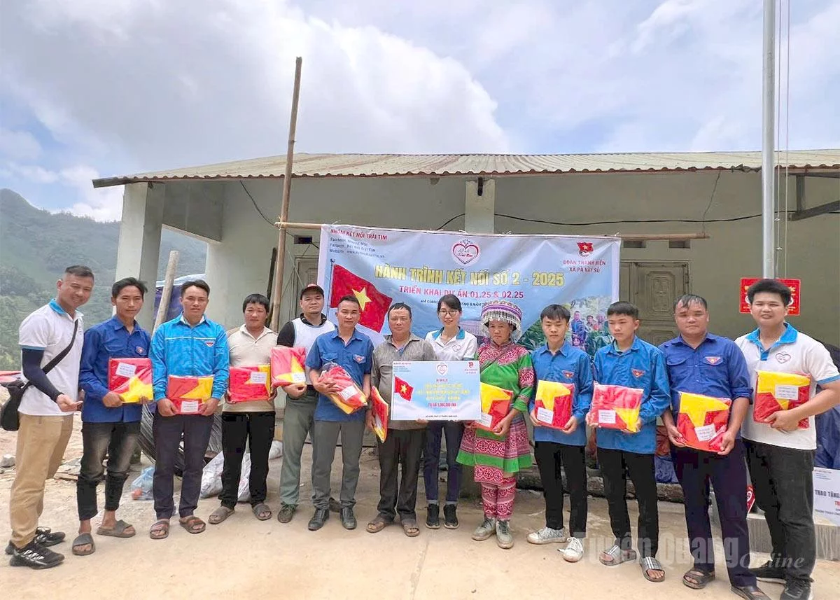 Anh Vàng Seo Páo và 
các mạnh thường quân trao tặng cờ tổ quốc cho người dân thôn Thào Chư Ván, xã Pà Vầy Sủ.