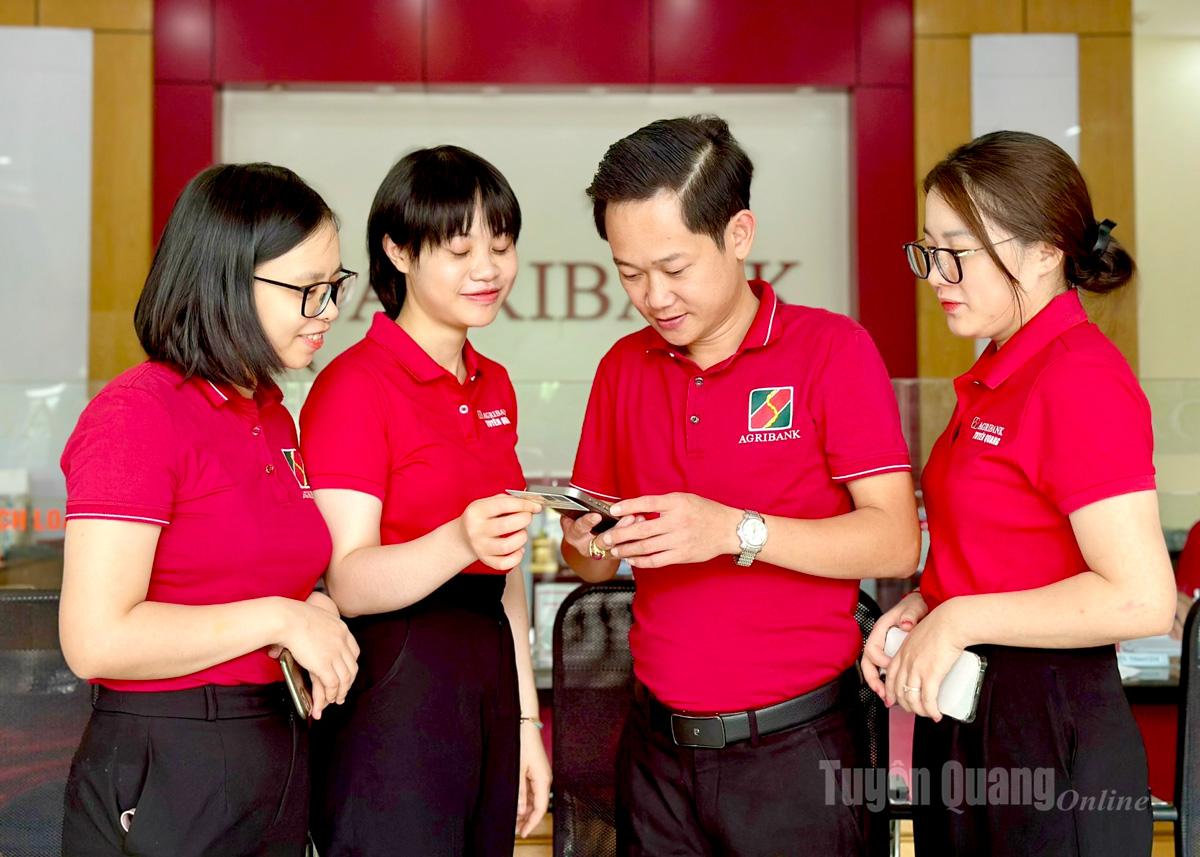 Nhân viên Agribank trao đổi cập nhật 
các ứng dụng tiện ích trên ngân hàng số.