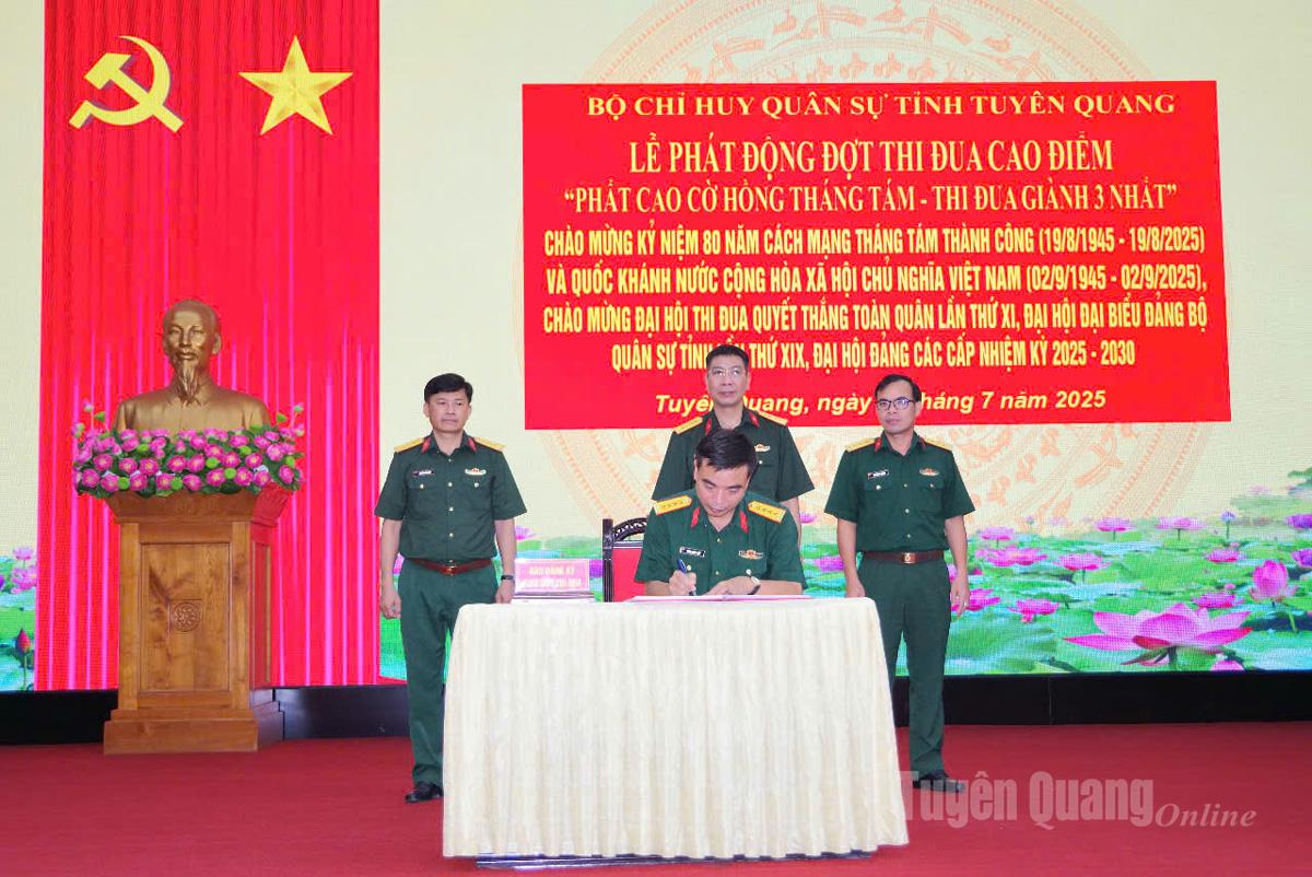 Đồng chí Chính ủy Bộ CHQS tỉnh chứng kiến các cơ quan, đơn vị ký kết giao ước thi đua.
