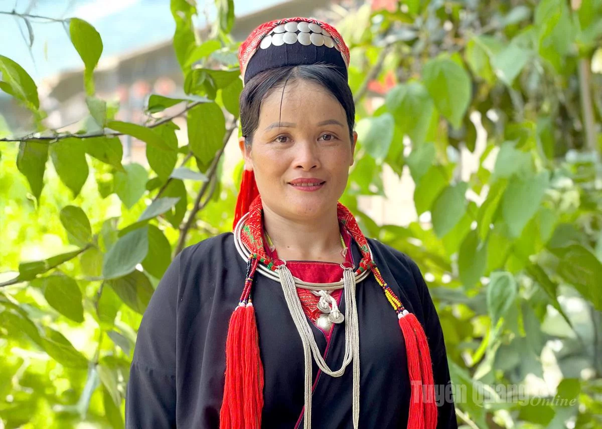 Dang Thi Thom, Party Cell Secretary, Head of the Village Fatherland Front Committee, and President of the Eo Village Youth Club for Preserving Ethnic Cultural Identity.