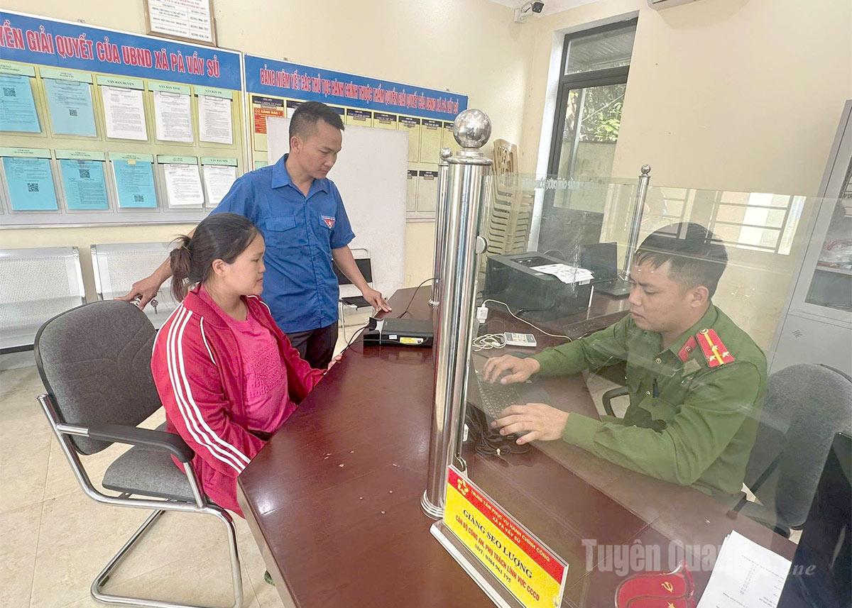 Anh Vàng Seo Páo hỗ trợ người dân thực hiện các thủ tục hành chính tại Trung tâm phục vụ hành chính công xã Pà Vầy Sủ.