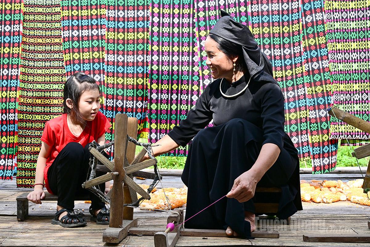 Quay tơ, công đoạn để làm ra những sợi vải thổ cẩm.