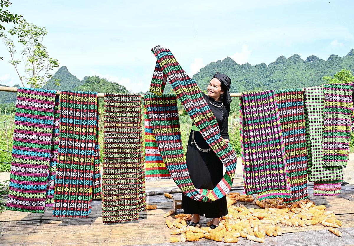 Những chiếc khăn thành phẩm được phơi nắng.