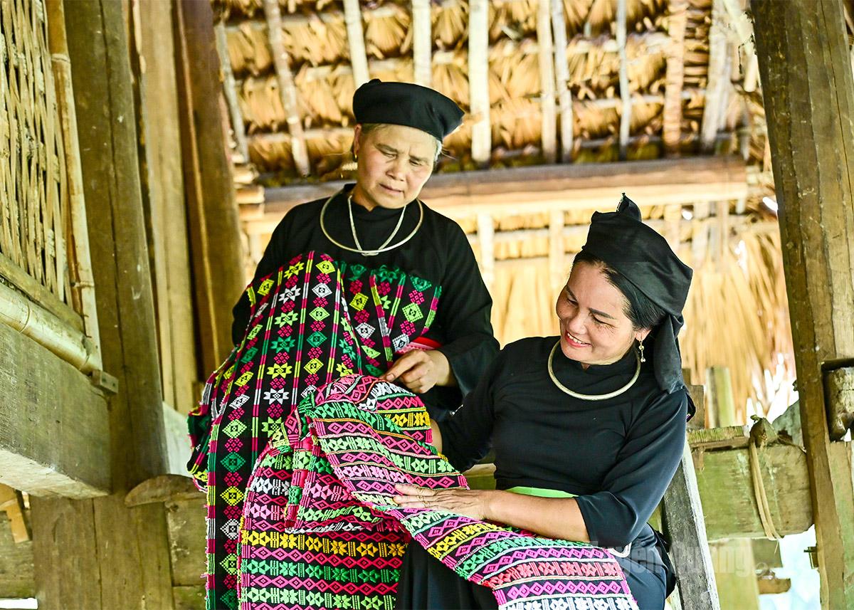 Niềm vui với thành qủa lao động bên ngôi nhà sàn truyền thống.