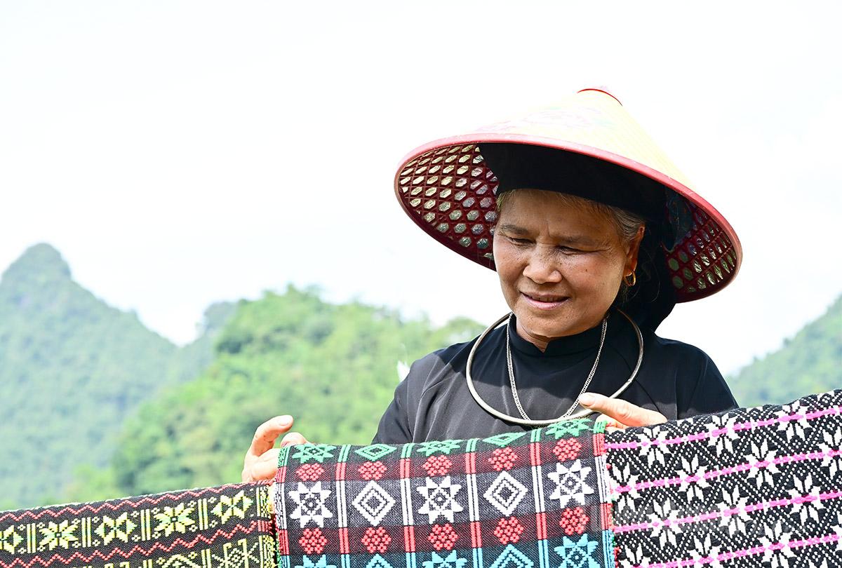 Bà Ma Thị Mậu rất hài lòng với lô hàng vừa được các chị em thêu thùa.
