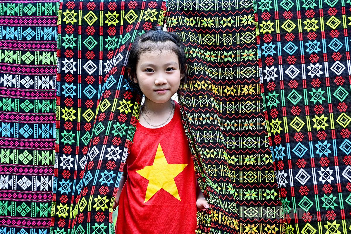 Sắc màu thổ cẩm làm cuộc sống thôn Nà Chang thêm tươi đẹp.