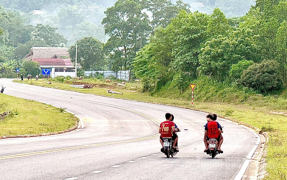 Một số thanh thiếu niên di chuyển bằng xe máy trên tuyến đường đoạn qua Khu Liên hợp Thể thao và Văn hoá tỉnh thuộc địa bàn phường Hà Giang 1, tỉnh Tuyên Quang không đội mũ bảo hiểm, tiềm ẩn nguy cơ gây mất an toàn giao thông