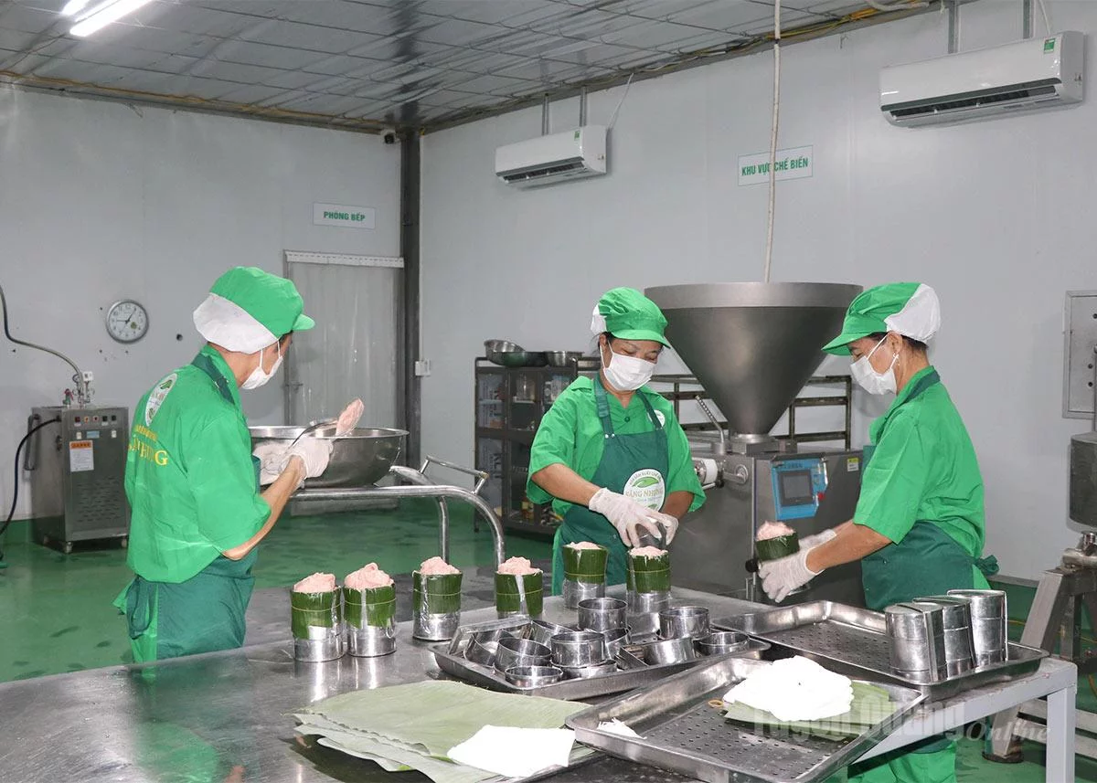 Công nhân chế biến sản phẩm từ thịt lợn thảo dược Sáng Nhung.
