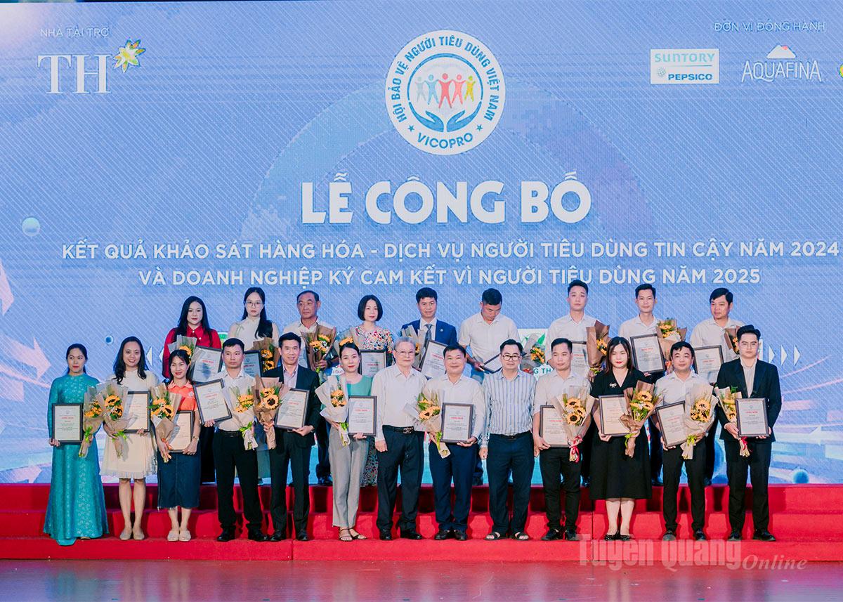  Ông Nguyễn Ngọc Sáng, Giám đốc HTX sản xuất chế biến thực phẩm an toàn Sáng Nhung nhận quyết định của Hội người tiêu dùng Việt Nam công nhận sản phẩm thịt lợn thảo dược Sáng Nhung và các sản phẩm chế biến từ thịt lợn thảo dược Sáng Nhung là sản phẩm tiêu dùng tin cậy năm 2024.