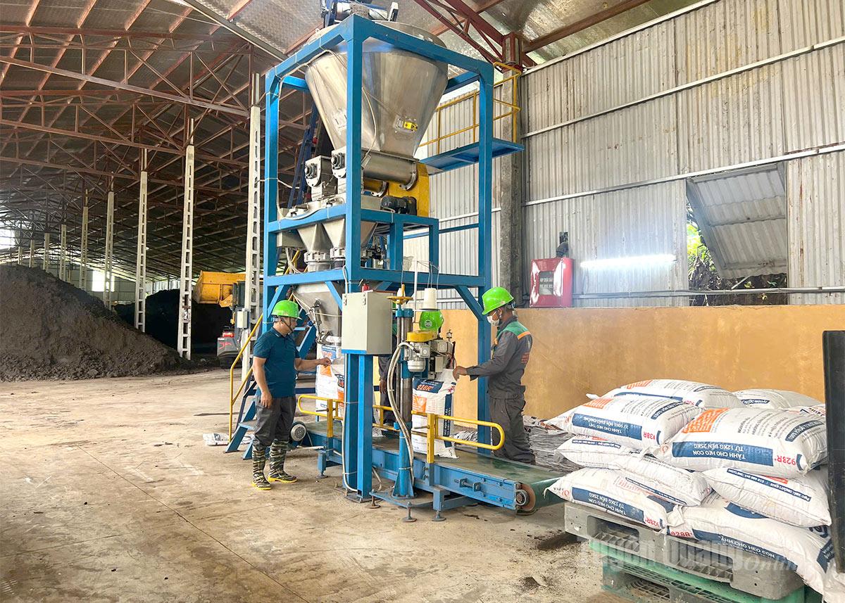 Dây chuyền sản xuất phân bón hữu cơ đang được HTX Sáng Nhung chạy thử nghiệm.