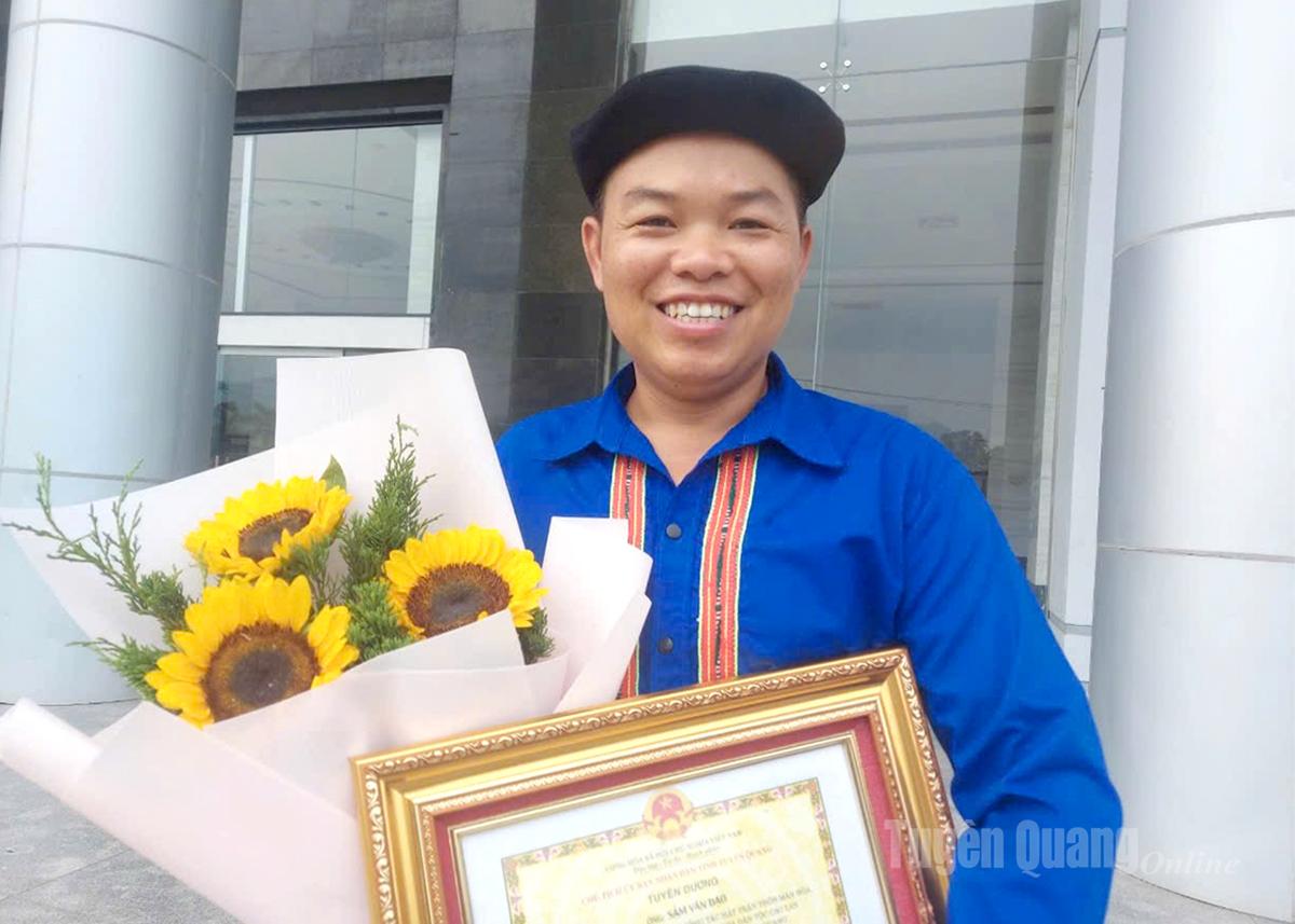 Nghệ nhân Sầm Văn Đạo, thôn Mãn Hóa, xã Phú Lương.