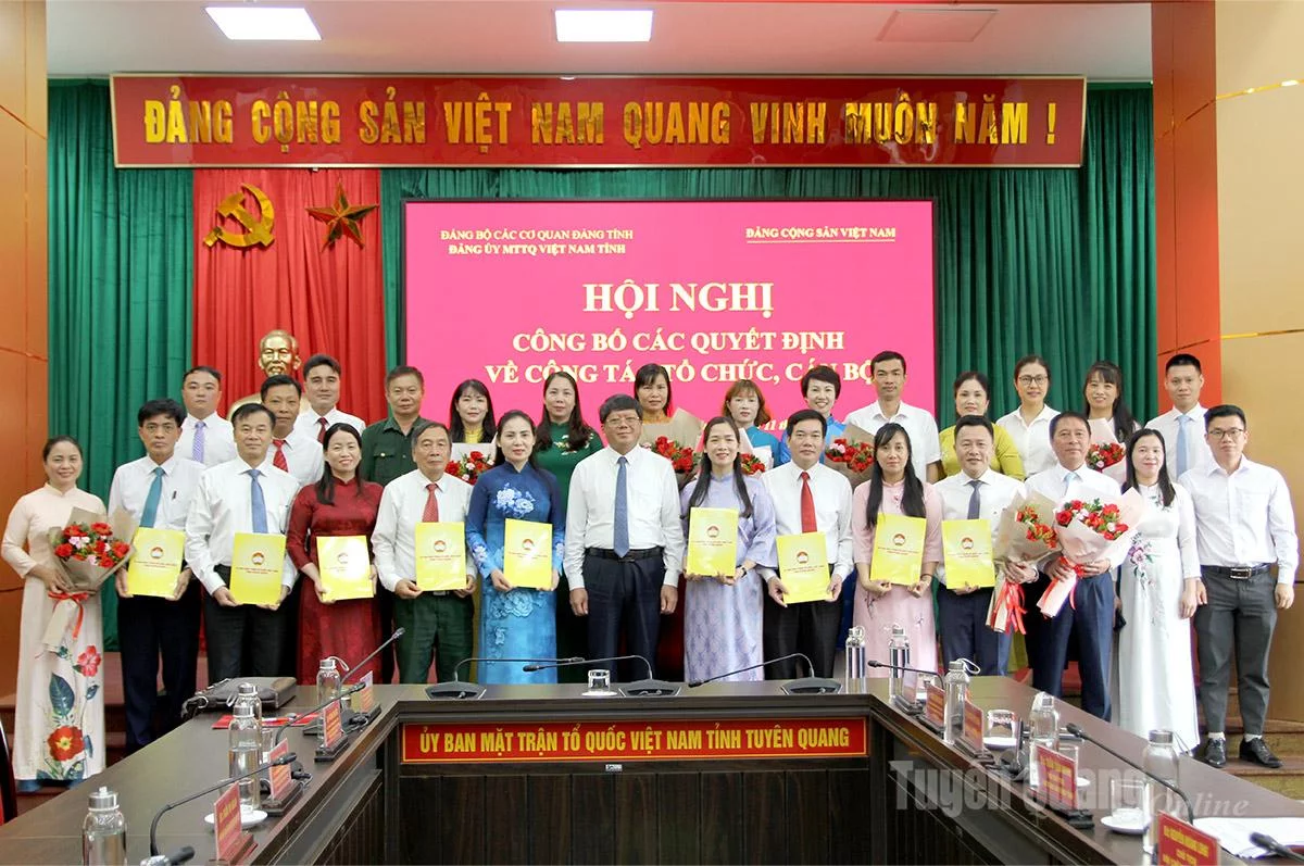 Đồng chí Phó Chủ tịch Thường trực Ủy ban MTTQ Việt Nam tỉnh Hà Trung Kiên trao quyết định thành lập các chi bộ trực thuộc Đảng bộ Uỷ ban MTTQ Việt Nam tỉnh Tuyên Quang.