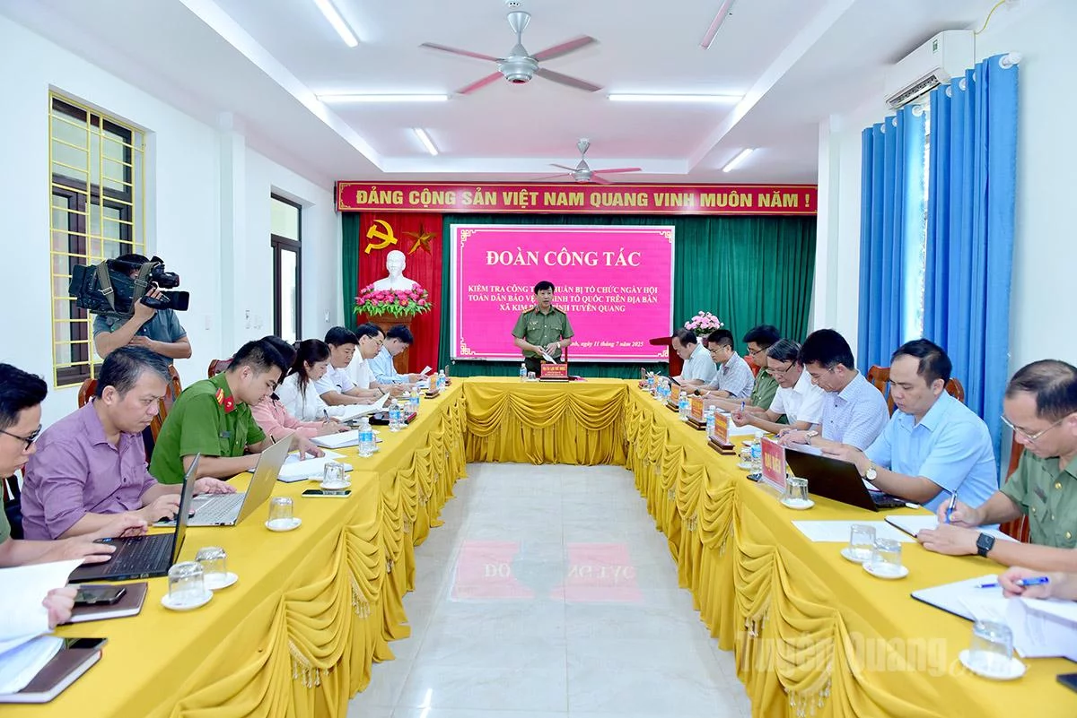Các đại biểu dự họp về công tác chuẩn bị các điều kiện cần thiết tổ chức Ngày hội Toàn dân bảo vệ an ninh Tổ quốc năm 2025 tại xã Kim Bình.