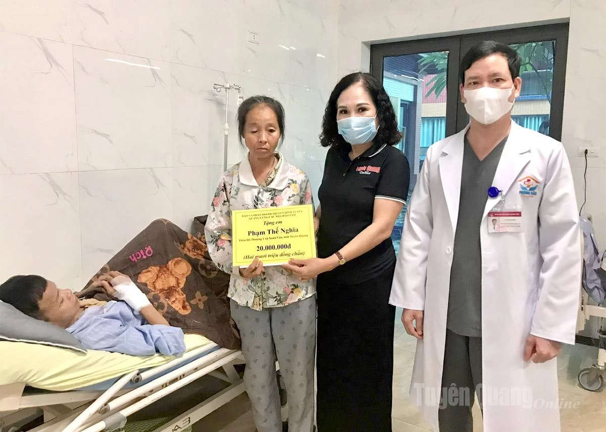 Lãnh đạo Báo và phát thanh, truyền hình Tuyên Quang và Bệnh viện Đa khoa Phương Bắc trao tiền hỗ trợ em Phạm Thế Nghĩa, thôn Đô Thượng 1, xã Xuân Vân.