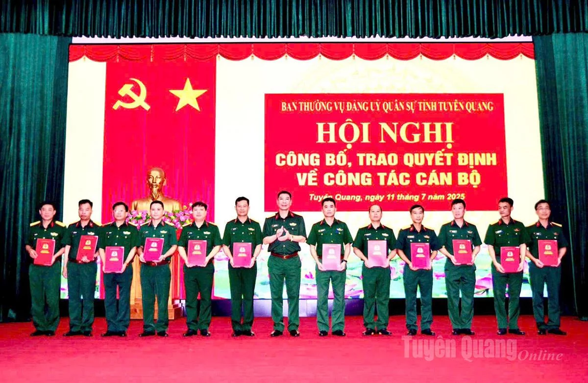 Đồng chí Chính ủy Bộ CHQS tỉnh trao quyết định về công tác cán bộ.