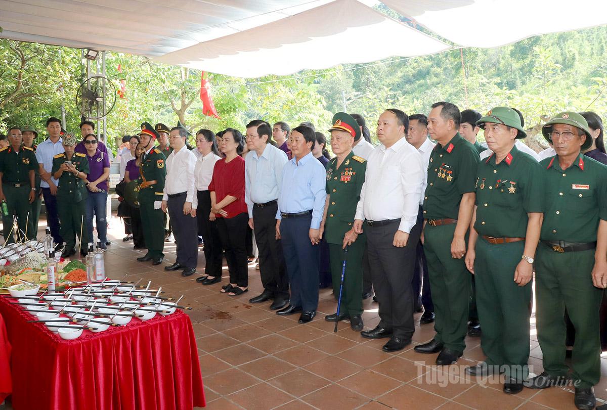 Nguyên Chủ tịch nước Trương Tấn Sang và phu nhân cùng các đồng chí lãnh đạo tỉnh viếng các Anh hùng Liệt sĩ tại Đền thờ Liệt sĩ điểm cao 468.