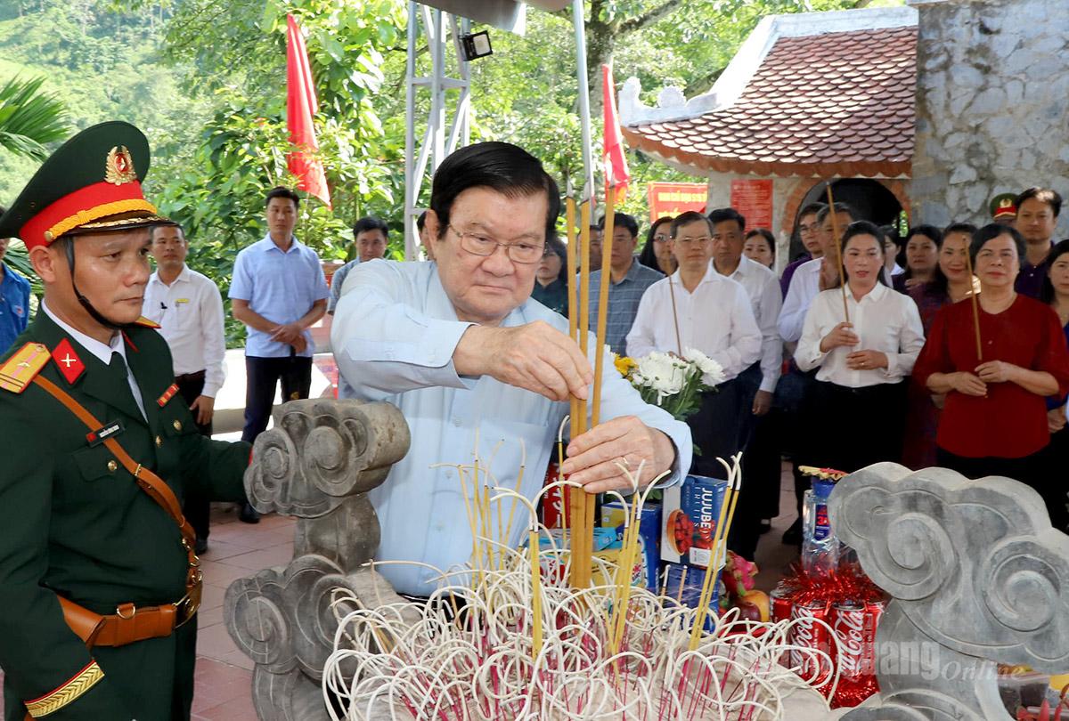 Nguyên Chủ tịch nước Trương Tấn Sang thắp hương tưởng nhớ các Anh hùng Liệt sĩ tại Đền thờ Liệt sĩ điểm cao 468.