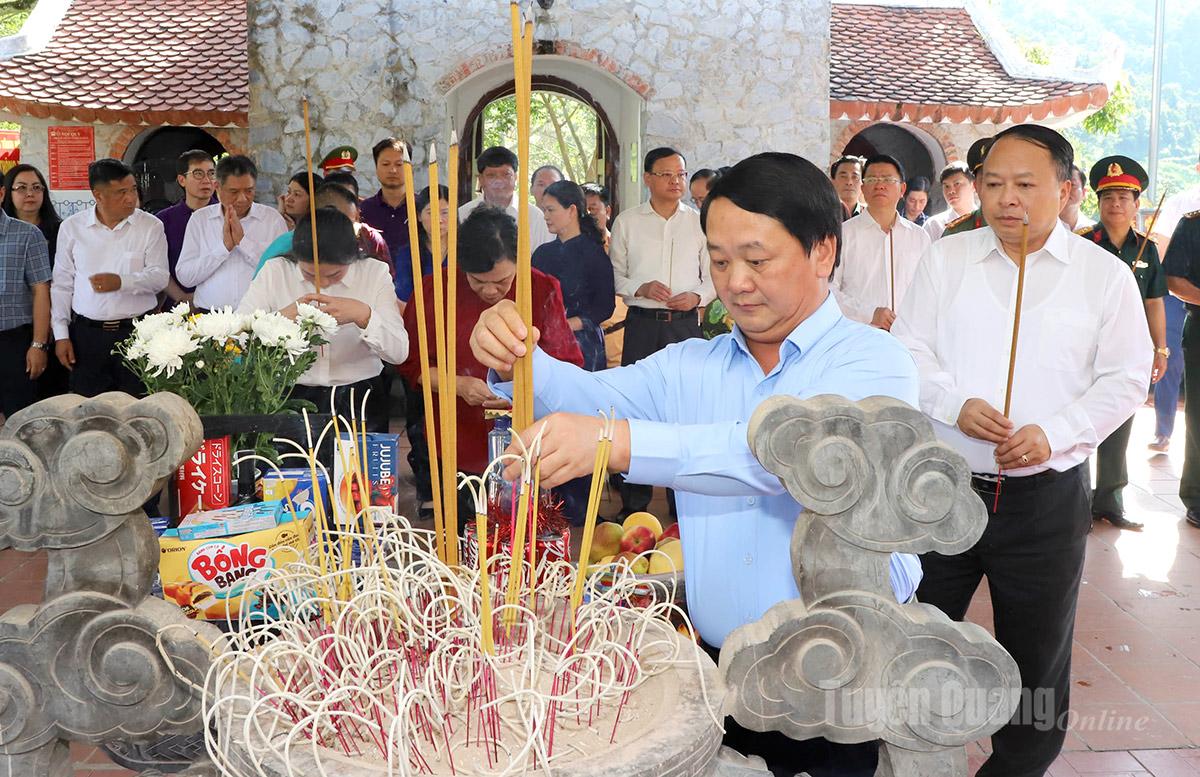 Bí thư Tỉnh ủy Hầu A Lềnh thắp hương tưởng nhớ các Anh hùng Liệt sĩ tại Đền thờ Liệt sĩ điểm cao 468.