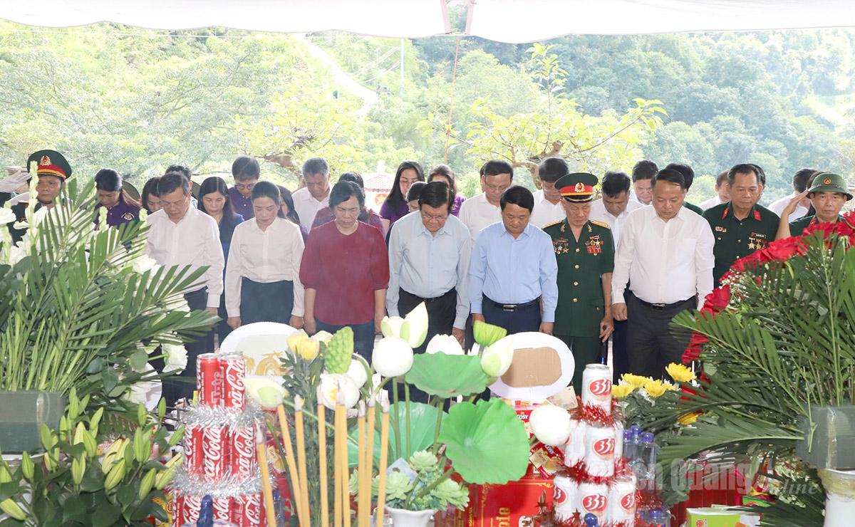 Nguyên Chủ tịch nước Trương Tấn Sang và phu nhân cùng các đồng chí lãnh đạo tỉnh dành phút mặc niệm tưởng nhớ các Anh hùng Liệt sĩ tại Đền thờ Liệt sĩ điểm cao 468.
