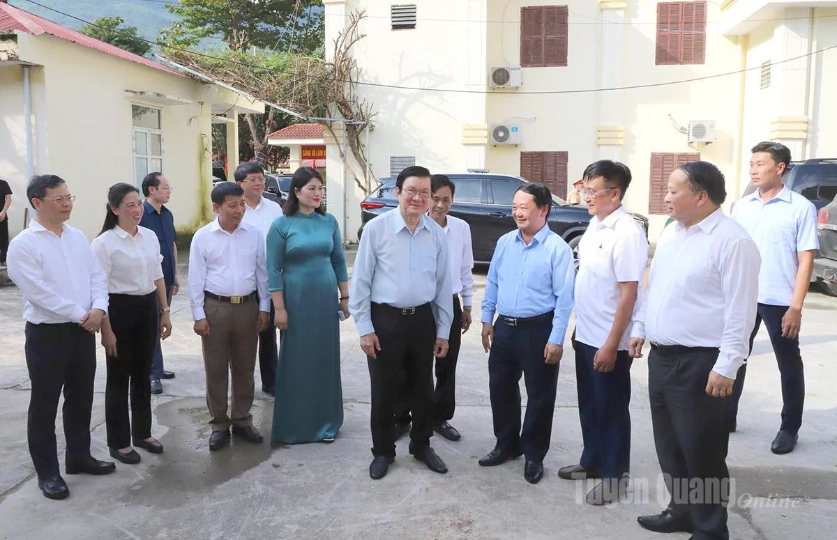 Nguyên Chủ tịch nước Trương Tấn Sang và các đồng chí lãnh đạo tỉnh thăm hỏi tình hoạt động của xã Thanh Thủy sau hợp nhất tinh gọn bộ máy.