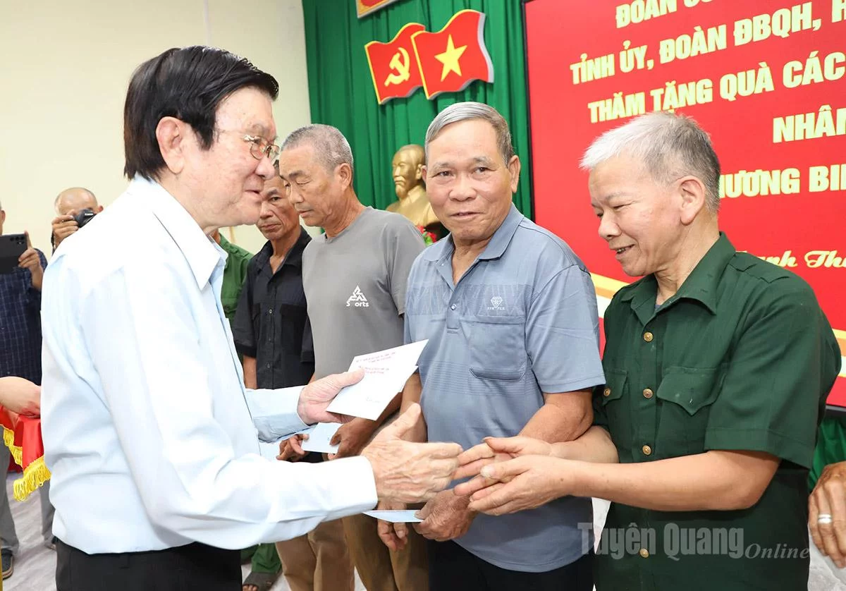 Nguyên Chủ tịch nước Trương Tấn Sang thăm hỏi, tặng quà các gia đình chính sách, người có công xã Thanh Thủy.