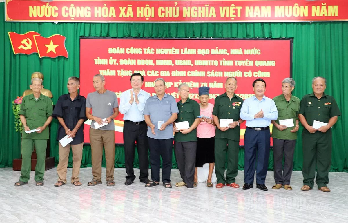 Nguyên Chủ tịch nước Trương Tấn Sang và Bí thư Tỉnh ủy Hầu A Lềnh tặng quà các gia đình chính sách, người có công xã Thanh Thủy.