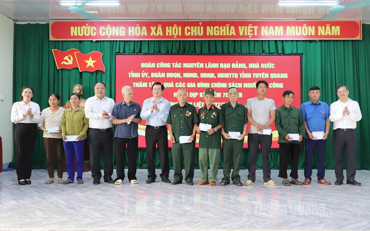 Nguyên Chủ tịch nước Trương Tấn Sang và đồng chí Phó Bí thư Thường trực Tỉnh ủy Lê Thị Kim Dung tặng quà các gia đình chính sách, người có công phường Hà Giang 1.