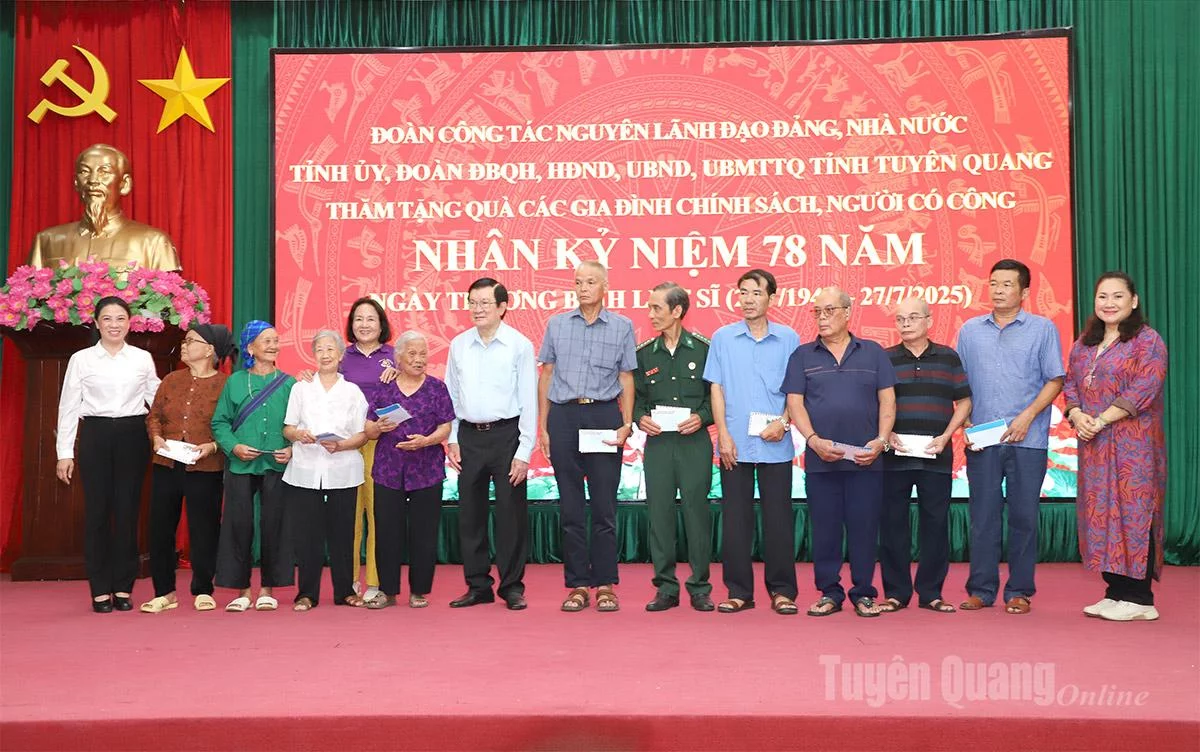 Nguyên Chủ tịch nước Trương Tấn Sang và Phó Bí thư Thường trực Tỉnh ủy Lê Thị Kim Dung tặng quà các gia đình chính sách, người có công phường Hà Giang 1.