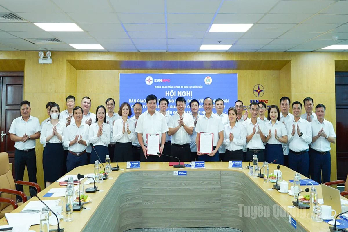 Lãnh đạo Công đoàn Công ty Điện lực Tuyên Quang và Công đoàn Công ty Điện lực Hà Giang ký kết biên bản bàn giao hợp nhất 2 tổ chức công đoàn.