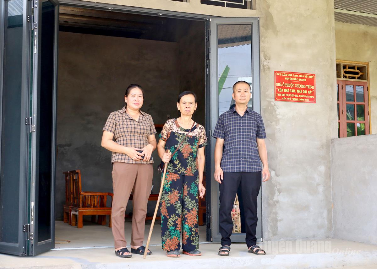 Gia đình cô Lương Thị Mến (giữa) thôn Minh Tâm, xã Bắc Quang được hỗ trợ kinh phí xây nhà mới khang trang.