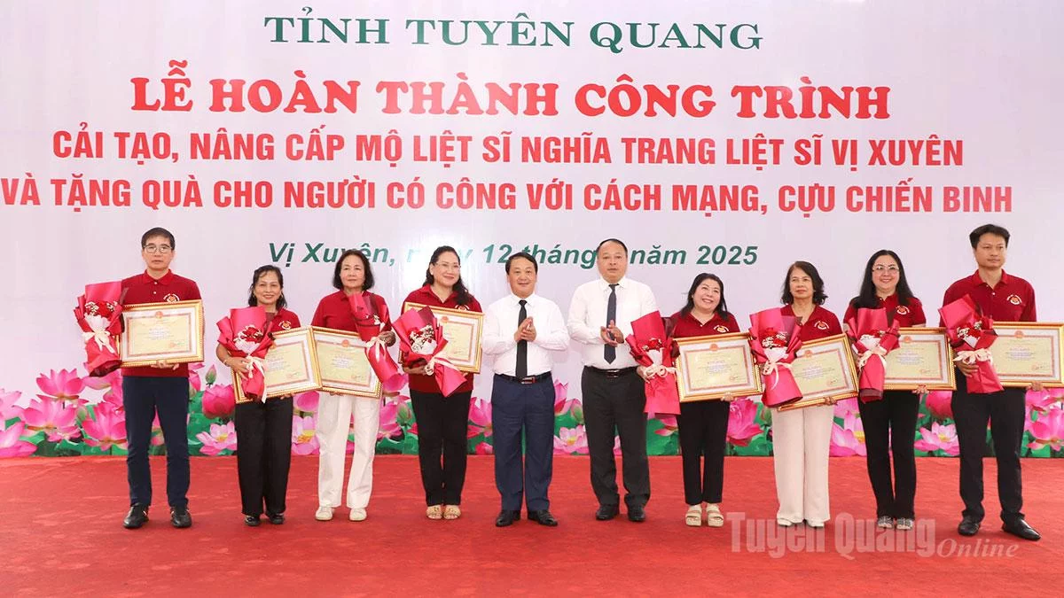 Bí thư Tỉnh ủy Hầu A Lềnh; Phó Bí thư Tỉnh ủy, Chủ tịch UBND tỉnh Phan Huy Ngọc trao Bằng khen của UBND tỉnh Hà Giang, tặng hoa cho các đơn vị, cá nhân có nhiều thành tích trong công tác an sinh xã hội tại tỉnh Hà Giang (cũ).