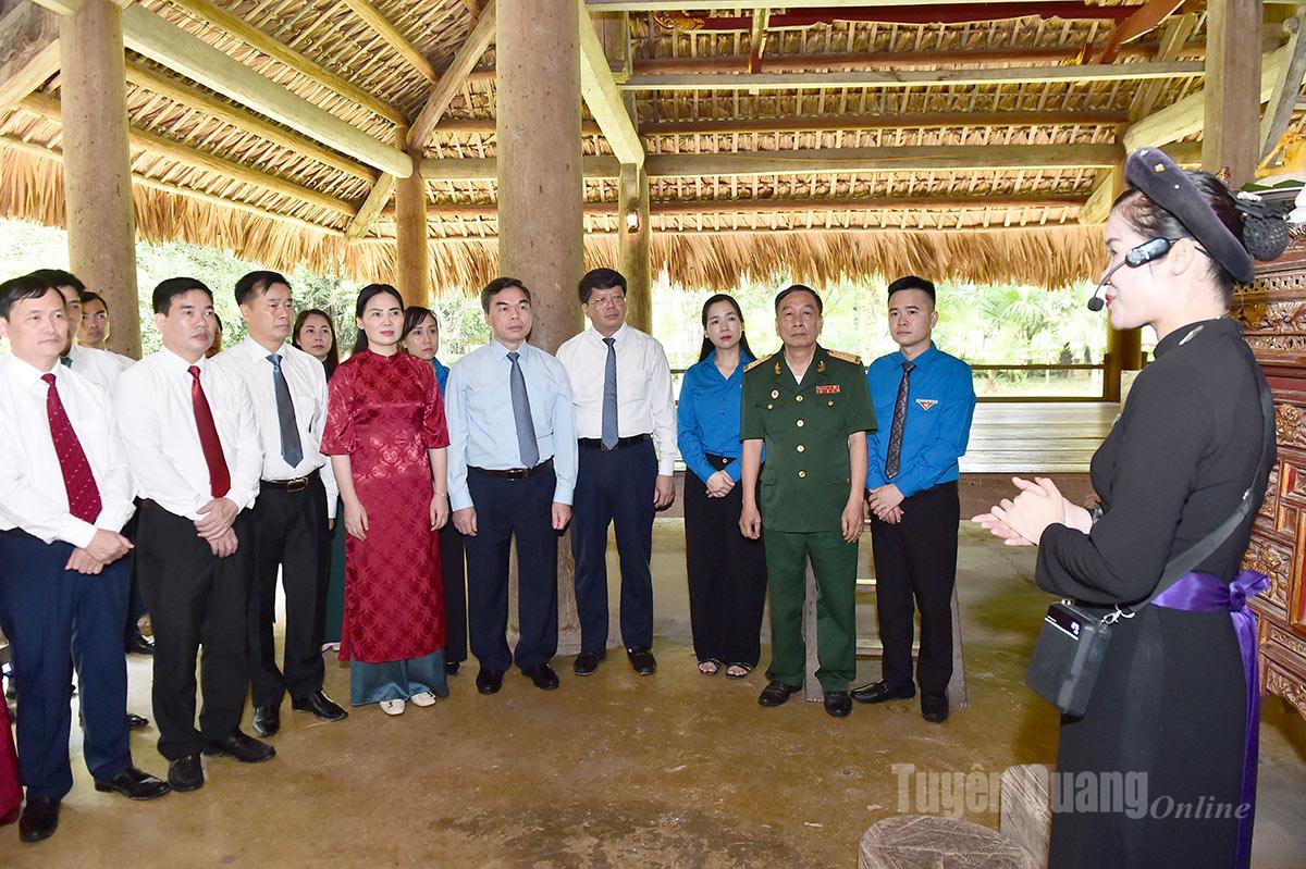 The delegation of the Provincial Vietnam Fatherland Front Committee visited and offered incense at Tan Trao communal house.