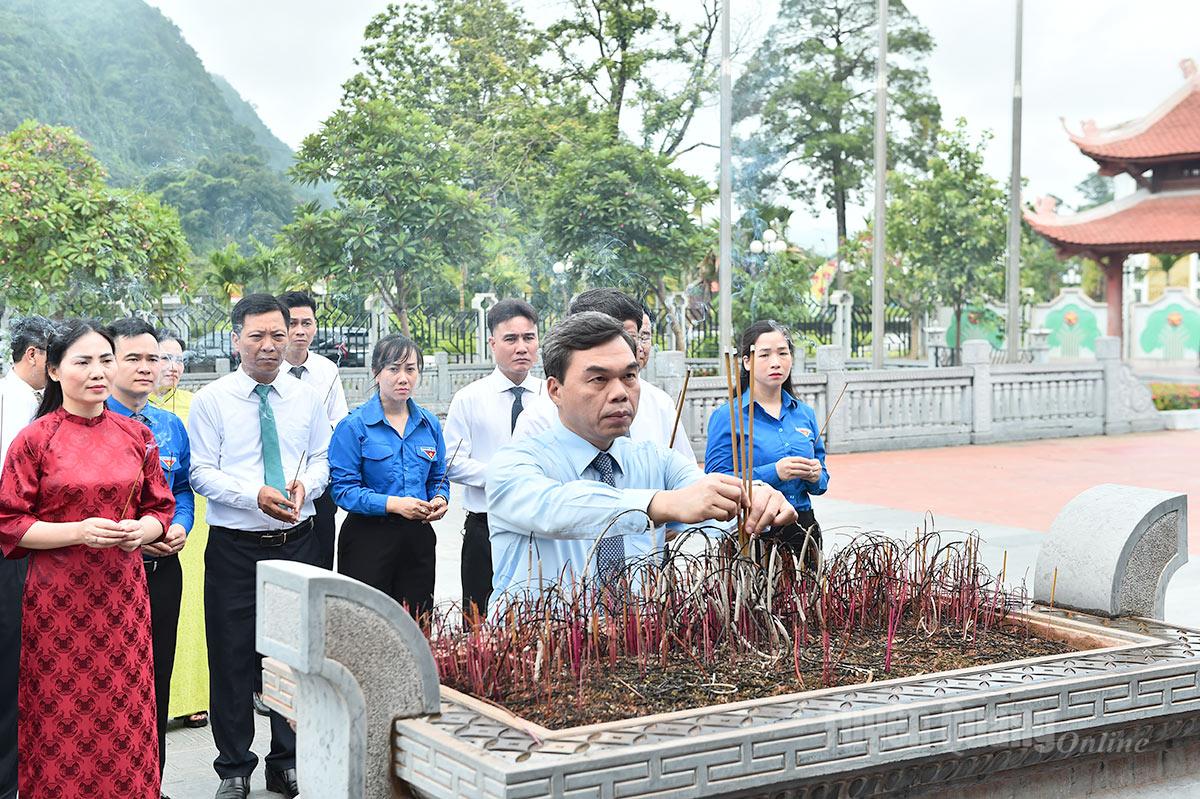 Comrade Ma The Hong, Deputy Secretary of the Provincial Party Committee, Chairman of the Provincial Vietnam Fatherland Front Committee and delegates offered incense at the Memorial of President Ho Chi Minh and revolutionary predecessors.