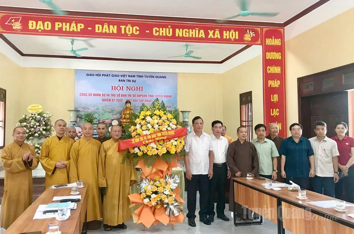 Lãnh đạo Ủy ban MTTQ Việt Nam tỉnh tặng hoa chúc mừng Ban Trị sự Giáo hội Phật giáo Việt Nam tỉnh Tuyên Quang.