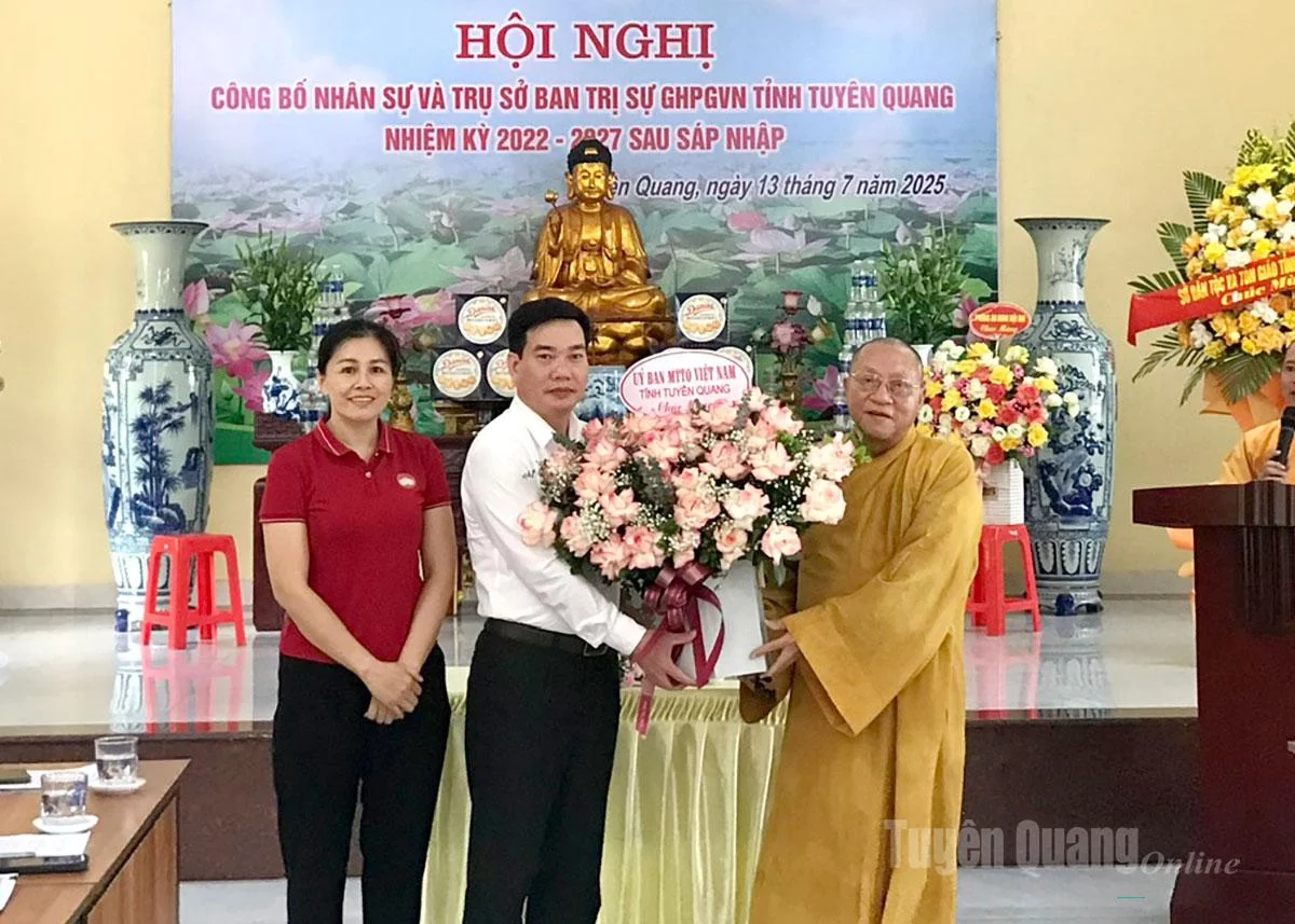 Lãnh đạo Uỷ ban MTTQ tỉnh tặng hoa chúc mừng Ban Trị sự Giáo hội Phật giáo Việt Nam tỉnh Tuyên Quang.