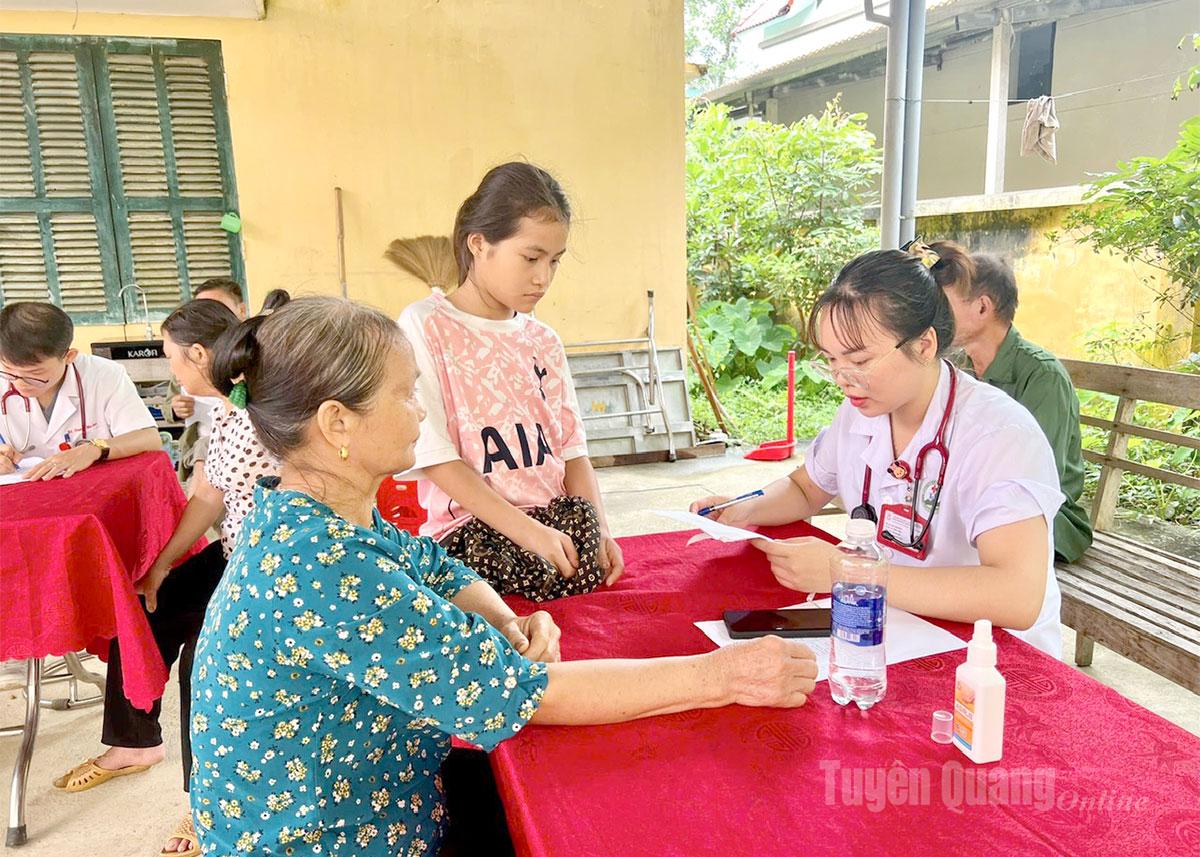 Bà con nhân dân xã Kiến Thiết tỉnh Tuyên Quang được khám bệnh và cấp phát thuốc miễn phí.