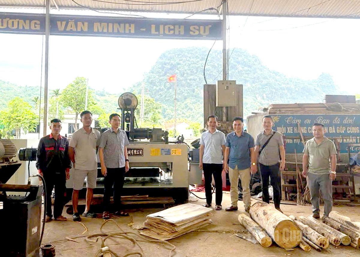 Trung tâm KC-XT Công thương Tuyên Quang trao hỗ trợ từ nguồn khuyến công cho hộ kinh doanh Phạm Xuân Tâm, xã Vĩnh Tuy với đề án sản xuất ván bóc.
