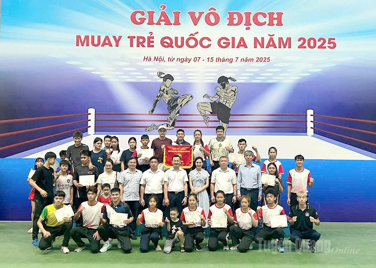 Đoàn huấn luyện viên và vận động viên Tuyên Quang tham gia tại giải.