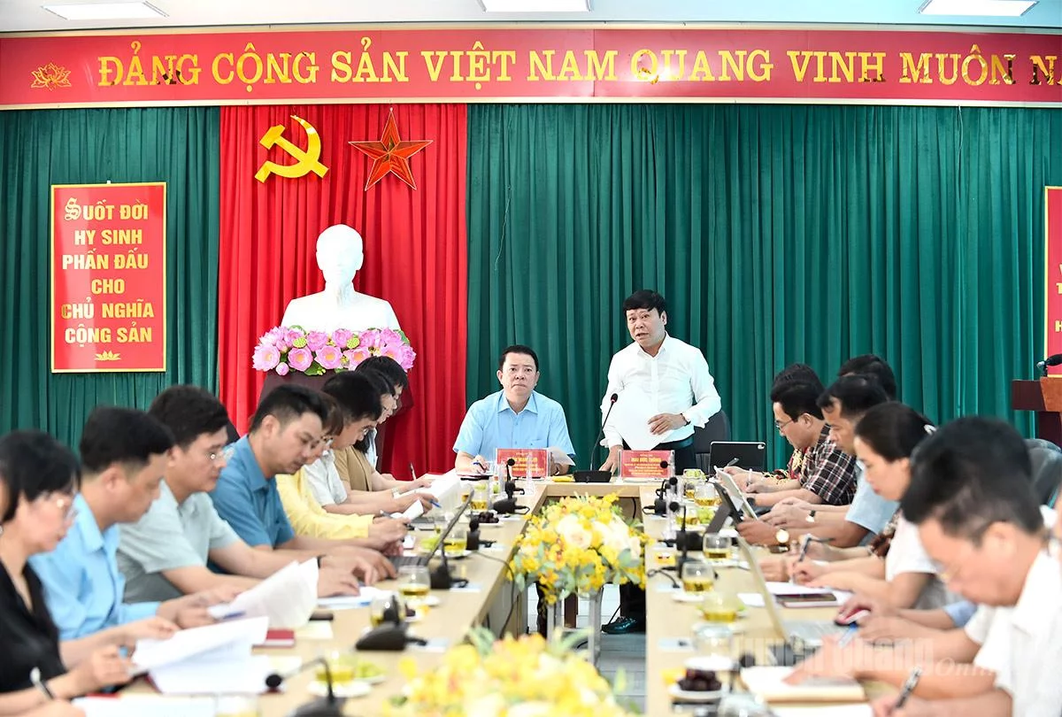Đồng chí Tổng Biên tập Báo và phát thanh, truyền hình Tuyên Quang Mai Đức Thông báo cáo tại buổi làm việc.