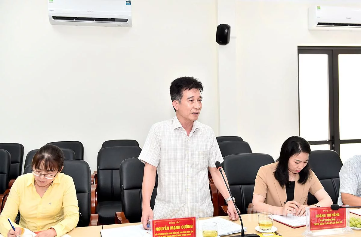 Đồng chí Phó Tổng Biên tập Báo và phát thanh, truyền hình Tuyên Quang Nguyễn Mạnh Cường phát biểu tại buổi làm việc.