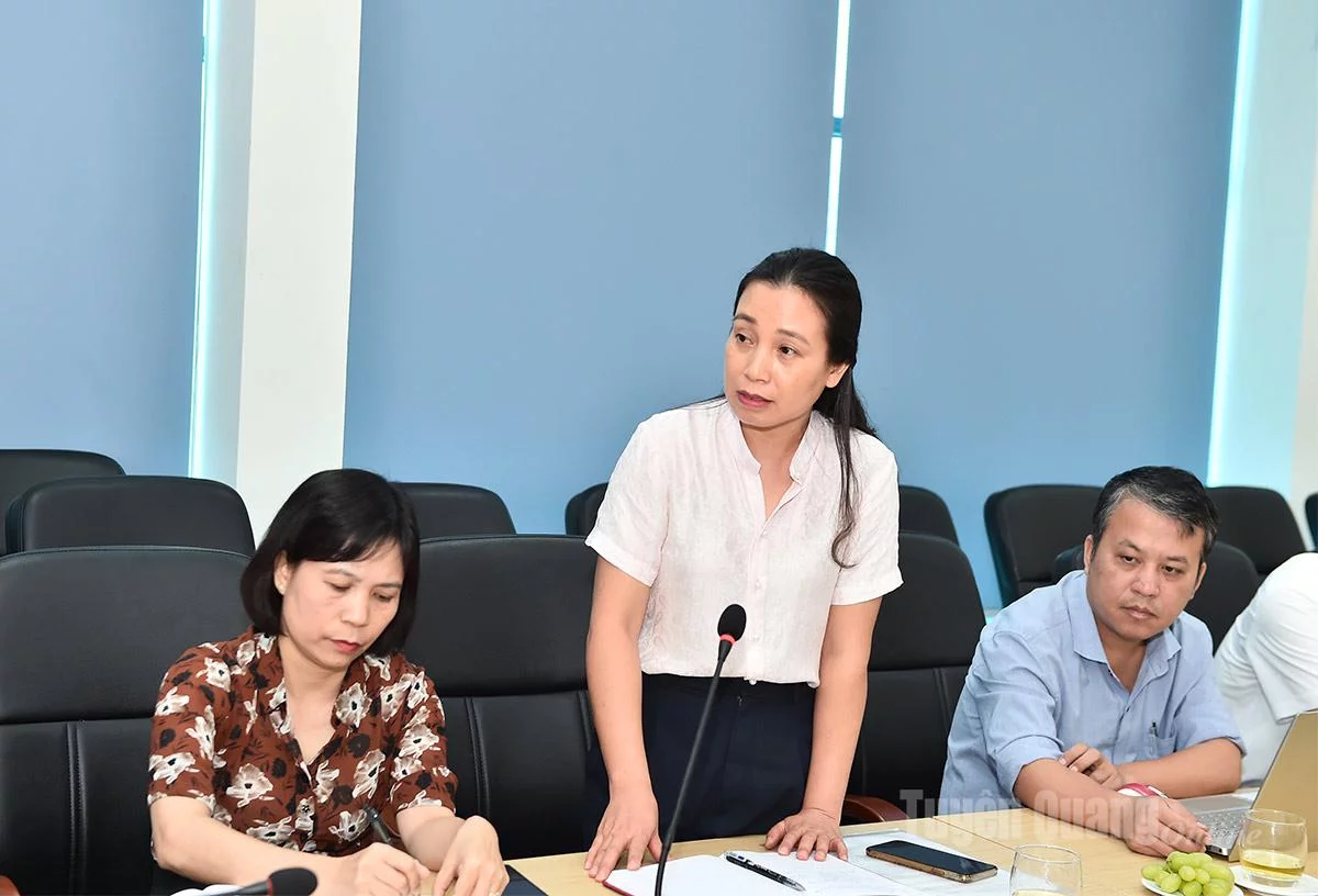 Đồng chí Nguyễn Thị Minh Tuyên, Trưởng phòng Thư ký - Biên tập phát biểu ý kiến tại buổi làm việc.