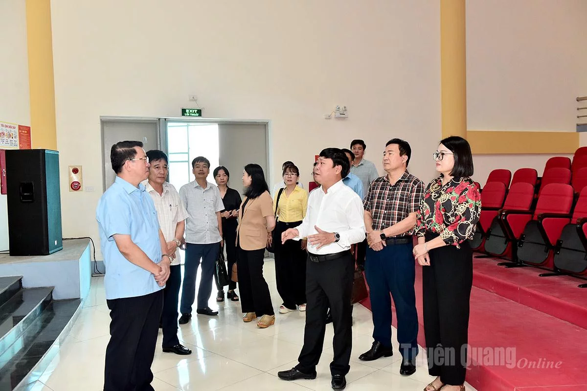  Đồng chí Trưởng ban Tuyên giáo và Dân vận Tỉnh ủy Trần Minh Lợi kiểm tra trường quay S1.