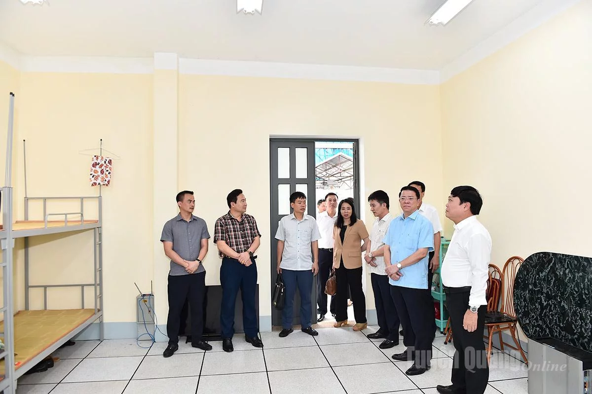 Đồng chí Trưởng ban Tuyên giáo và Dân vận Tỉnh ủy Trần Minh Lợi kiểm tra nơi ở của cán bộ mới chuyển từ Hà GIang (cũ) về công tác.