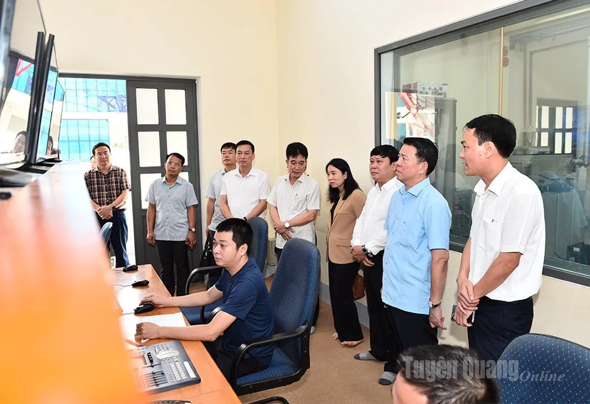Đồng chí Trần Minh Lợi, Trưởng ban Tuyên giáo và Dân vận Tỉnh ủy và đoàn công tác kiểm tra vận hành tại Phòng Truyền dẫn Phát sóng.
