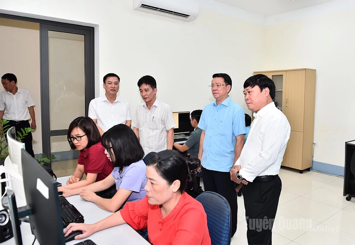 Đồng chí Trưởng ban Tuyên giáo và Dân vận Tỉnh ủy Trần Minh Lợi kiểm tra bộ phận sản xuất chương trình của Báo và phát thanh, truyền hình Tuyên Quang.