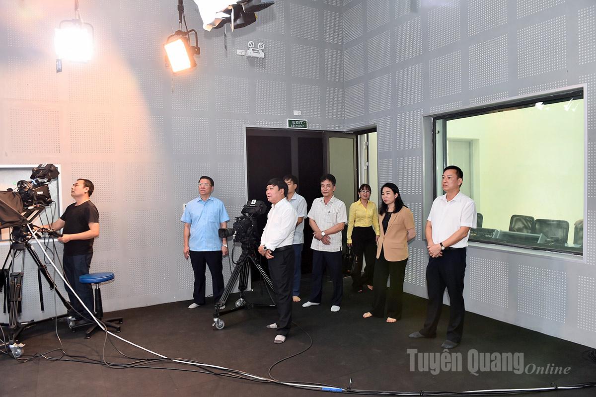 Đồng chí Trần Mạnh Lợi, Trưởng ban Tuyên giáo và Dân vận Tỉnh ủy kiểm tra vận hành tại trường quay của Báo và phát thanh, truyền hình Tuyên Quang.