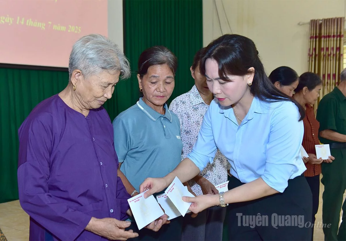 Đồng chí Nông Thị Bích Huệ, Ủy viên Ban Thường vụ Tỉnh ủy, Phó Bí thư Thường trực chuyên trách Đảng ủy UBND tỉnh trao quà cho các gia đình chính sách, người có công trên địa bàn xã Yên Nguyên.