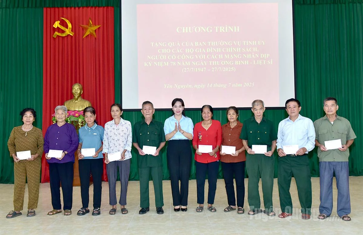 Đồng chí Nông Thị Bích Huệ, Ủy viên Ban Thường vụ Tỉnh ủy, Phó Bí thư Thường trực chuyên trách Đảng ủy UBND tỉnh trao quà cho các gia đình chính sách, người có công trên địa bàn xã Yên Nguyên.
