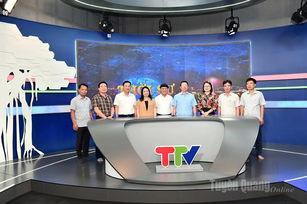 Các đồng chí lãnh đạo Ban Tuyên giáo và Dân vận Tỉnh ủy và Báo và phát thanh, truyền hình Tuyên Quang tại phòng quay thời sự.