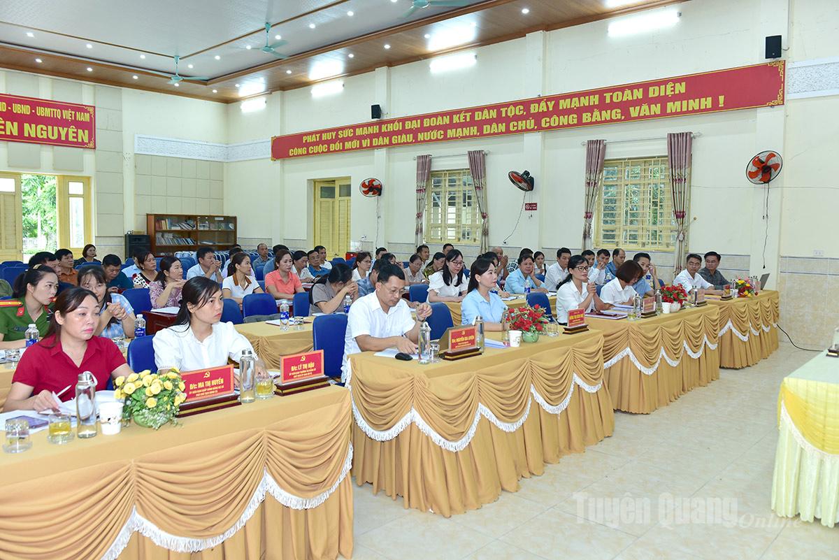 Các đại biểu dự buổi làm việc.
